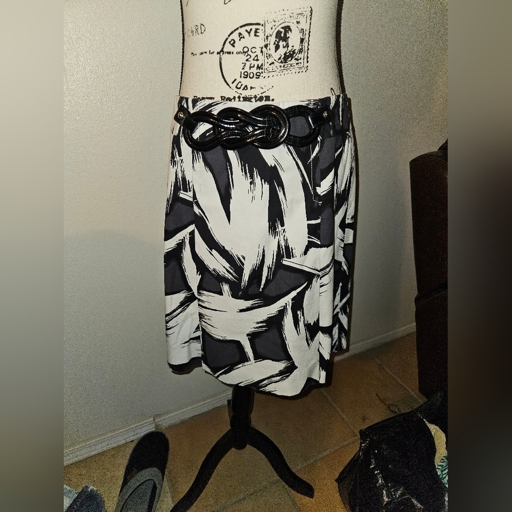 Per Se Womans Knee Length Black And White Skirt Size 8